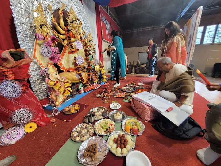 পুজোর যাবতীয় উপাচারও হাজির। ঠিক ঠিক নিয়ম মেনে মন্ত্রোচ্চারণের মাধ্যমে চলছে দেবী আরাধনা।