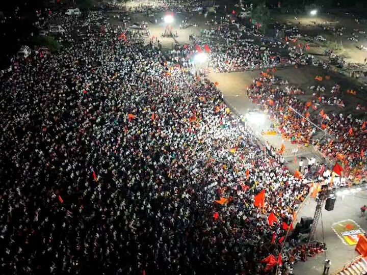 निर्भयाच्या काकांनी थेट जरांगे पाटलांचे पाय धरले, तसेच, निर्भयाच्या मारेकऱ्यांना लवकरात लवकर फाशी देण्यात यावी यासाठी प्रयत्न करावेत, असंही यावेळी निर्भयाच्या चुलत्यांनी सांगितलं.