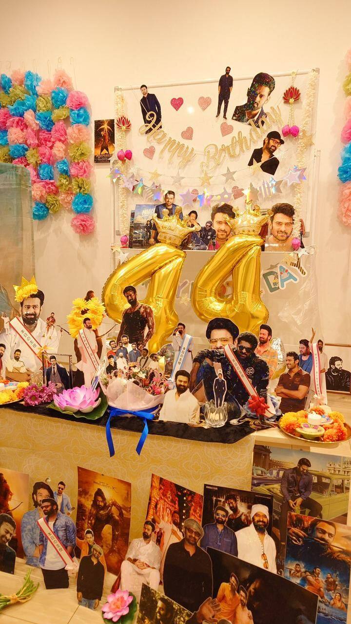 ఒక్కరోజు ముందుగానే డార్లింగ్ అభిమానులు ఆయన బర్త్ డే నిర్వహించారు.