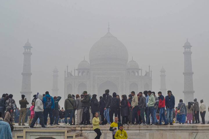 दिल्लीच्या ग्रेटर नोयडा च्या आबोहवाची हवा दूषित झाल्याचं पाहायला मिळालं.  (Photo Credit : PTI)