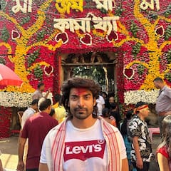 Gurmeet Choudhary visit Kamakhya Temple: अष्टमी के दिन मां कामाख्या के दर्शन करने पहुंचे टीवी के राम, माथे पर तिलक-गले में गमछा डाले आए नजर