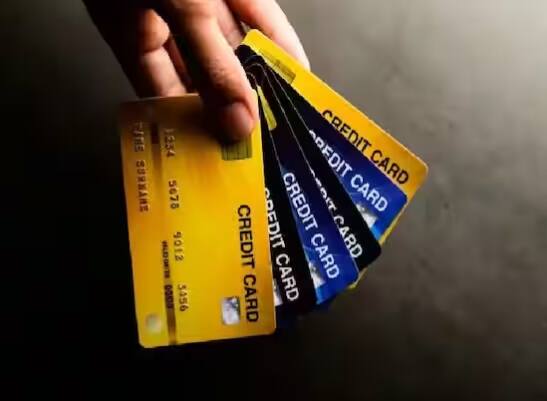 ਤਿਉਹਾਰ ਦੇ ਸੀਜ਼ਨ ਦੌਰਾਨ ਕ੍ਰੈਡਿਟ ਕਾਰਡ ਦੀ ਵਰਤੋਂ ਕਰਦਿਆਂ ਹੋਇਆਂ ਤੁਹਾਨੂੰ ਕੁਝ ਗੱਲਾਂ ਦਾ ਖਾਸ ਧਿਆਨ ਰੱਖਣਾ ਚਾਹੀਦਾ ਹੈ। ਇਸ ਦੇ ਨਾਲ ਤੁਸੀਂ ਕਾਰਡ ਦੇ ਬਿਹਤਰ ਲਾਭ ਪ੍ਰਾਪਤ ਕਰਨ ਦੇ ਯੋਗ ਹੋਵੋਗੇ ਅਤੇ ਨਾਲ ਹੀ ਤੁਹਾਡੇ 'ਤੇ ਕਰਜ਼ਾ ਵੀ ਨਹੀਂ ਚੜ੍ਹੇਗਾ।