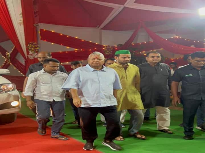 तेज प्रताप यादव लालू प्रसाद को लेने के लिए गाड़ी के पास पहुंचे. उसके बाद लालू यादव अपनी दोनों बेटियों के साथ पूजा में शामिल हुए.