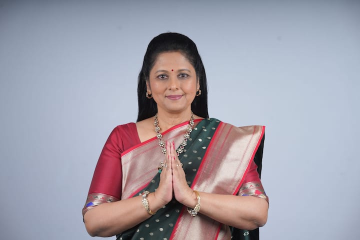 సహజ నటి జయసుధకు వెండితెరపై తిరుగు లేదు. కథానాయికగా కొన్నేళ్ల పాటు ఆవిడ వరుస విజయాలు అందుకున్నారు. ఆ తర్వాత క్యారెక్టర్ ఆర్టిస్టుగా మారిన తర్వాత కూడా తల్లి పాత్రల్లో తన సహజ నటనతో ప్రేక్షకుల మనసు గెలుచుకున్నారు. ఇప్పుడు యాడ్ ప్రపంచరంలో కూడా దూసుకు వెళుతున్నారు. (Image Courtesy : ABP Desam)