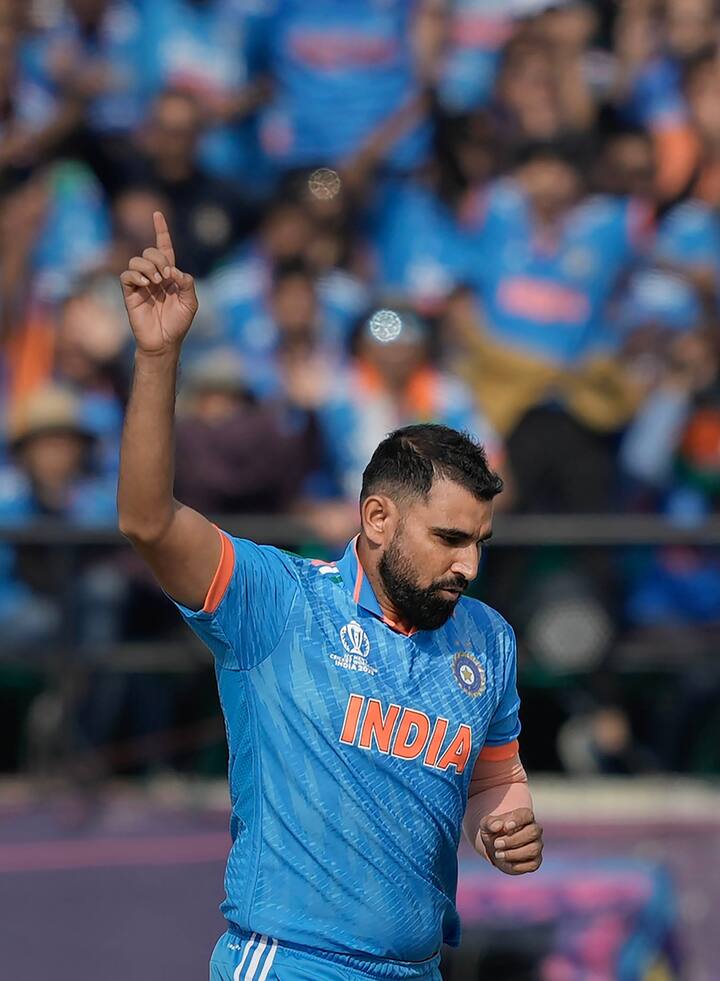 তবু... বিশ্বকাপের প্রথম চার ম্যাচে ভারতীয় দলে জায়গা পাননি। তাঁর পরিবর্তে খেলানো হচ্ছিল শার্দুল ঠাকুরকে।