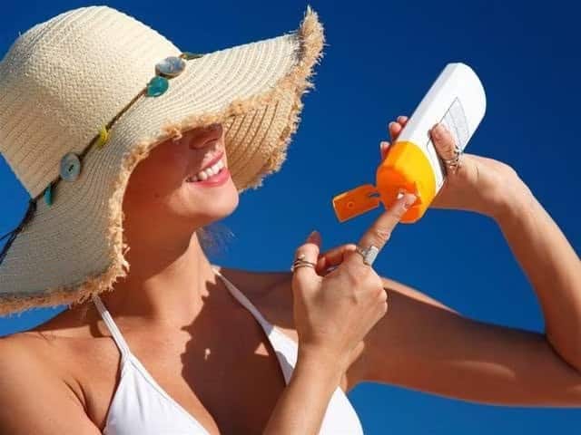 Skin Care Tips some myths and facts about sunscreen marathi news Skin Care Tips : सनस्क्रीनशी संबंधित 'या' गैरसमजांमुळे त्वचेचं नुकसान होऊ शकतं; आजच हे बदल करा