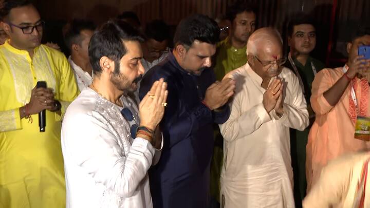 অল্প দূরেই হাজরা মোড়ের অটোস্ট্যান্ড। সেখান থেকে প্রত্যেক দিন একাধিক রুটে অটো চলাচল করে। এই অটোস্ট্যান্ডকেই এবার শৈল্পিক আকারে মণ্ডপে তুলে ধরা হয়েছে।