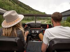 रोड ट्रिप पर निकले पति को रास्ते में लगी टॉयलेट, कार से उतरा और फिर पत्नी हो गई 'गायब'!