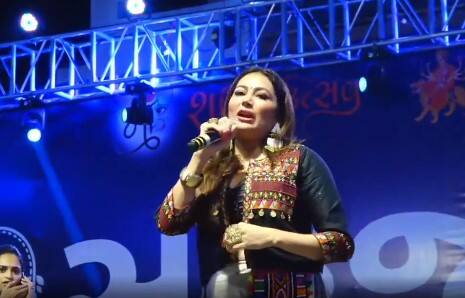 Singer Urvashi Solanki made a controversial statement during Navratri in Kheda Navratri 2023: વેલેન્ટાઇનમાં નહીં તો, નવરાત્રીમાં કરો સેટિંગ, આ ગુજરાતી કલાકારે નવરાત્રિના પવિત્ર તહેવારને લગાડ્યું લાંછન