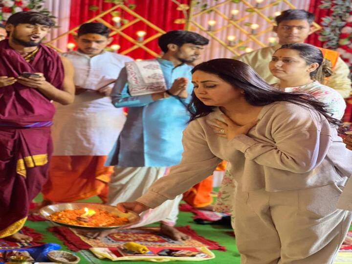 बांके बिहारी मंदिर में लालू यादव की बेटी रोहिणी आचार्य भी मां दुर्गा को आरती दिखाईं.