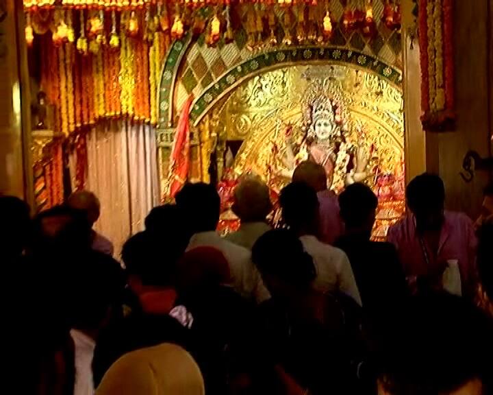 નવરાત્રિ દરમિયાન દુર્ગા અષ્ટમીનું વિશેષ મહત્વ માનવામાં આવે છે. આજે દુર્ગા અષ્ટમીનું પર્વ ગુજરાતમાં ઠેર ઠેર મનાવવામાં આવી રહ્યું છે.