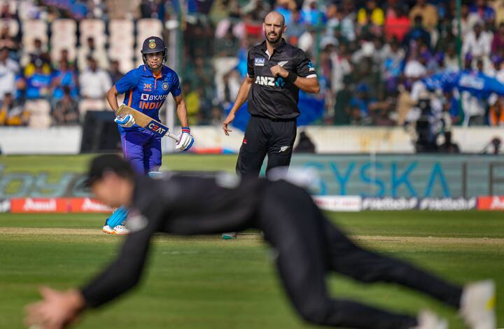 உலகக் கோப்பையின் இன்றைய லீக் போட்டியில் நியூசிலாந்து மற்றும் இந்தியா அணிகள் மோதுகின்றன. தோல்வியையே சந்திக்காமல் புள்ளிப்பட்டியலில் முதல் இரண்டு இடங்களை வகிக்கும் இந்த அணிகள், நடப்பு உலகக் கோப்பையில் வலுவான அணி யார் என்பதை நிரூபிக்கும் வகையில் இன்று மோத உள்ளன.