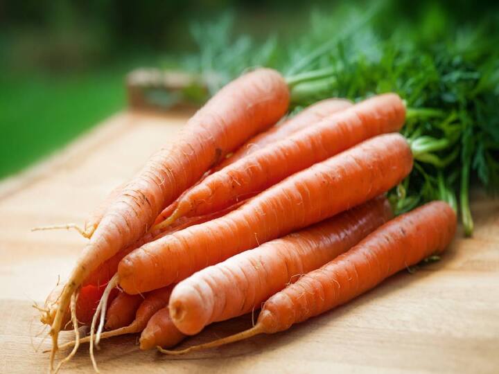 To Keep Carrots Fresh Longer: கேரட்டில் அதிகமான சத்துக்கள் இருப்பதால் உணவில் தவறாமல் எடுத்துகொள்கிறோம். அப்படியிருக்க, இருந்தாலும் அளவோடு சாப்பிட வேண்டும் என்று நிபுணர்கள் தெரிவிக்கின்றனர்.