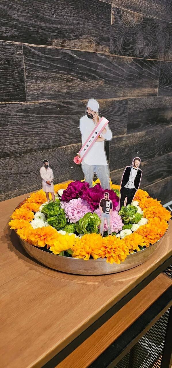 జపనీస్ అభిమానులంతా ఒక్క చోట చేరి ఆయన బర్త్ డే వేడుక చేశారు.