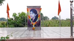 कर्जतमधील सभेनंतर मनोज जरांगे कोपर्डीत; निर्भयाच्या समाधीस्थळाचं दर्शन, निर्भयाच्या दोषींना फाशी द्या; जरांगेंचा पुनरूच्चार