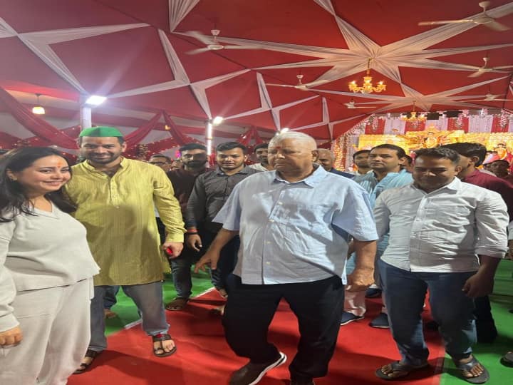 इस साल नवरात्रि की महाअष्टमी के दिन लालू प्रसाद यादव अपने बेटे तेज प्रताप द्वारा बनाए गए बांके बिहारी मंदिर में पहुंचे.