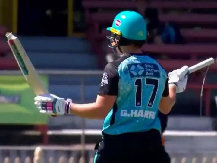 Women's Big Bash League WBBL 2023 England Batteer Grace Haris hit six with broken bat Watch: महिला खिलाड़ी ने टूटे बल्ले से लगा दिया लंबा छक्का, खुद बल्लेबाज़ भी हो गई अचंभित, वीडियो वायरल