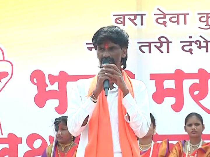 कर्जतमधील सभेनंतर मनोज जरांगेंकडून कोपर्डीतील निर्भयाच्या समाधीस्थळी दर्शन घेऊन कुटुंबाची विचारपूस केली.