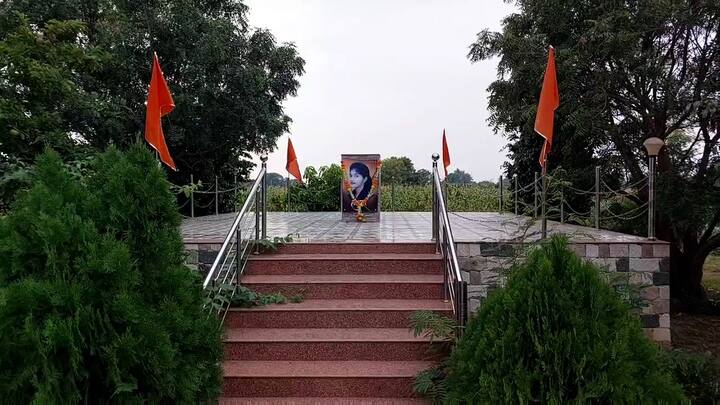 मनोज जरांगे पाटील यांनी कर्जत तालुक्यातील कोपर्डी येथे भेट देऊन निर्भयाच्या समाधी स्थळाचे दर्शन घेतलं.