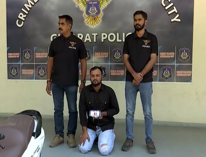 Crime Branch arrested an accused with drugs worth 55 lakhs from Sindhubhan Road Ahmedabad  Ahmedabad: લાખોનું ડ્રગ્સ વેચી ઉડે એ પહેલા જ 'કબૂતર' ક્રાઈમ બ્રાન્ચના સકંજામાં