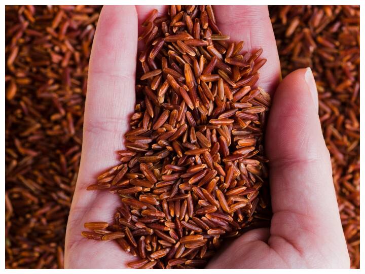 रेड राइस एक प्रकार का चावल है जिसे अपने कई स्वास्थ्य लाभों के लिए जाना जाता है.रेड राइस में फाइबर और एंटीऑक्सीडेंट्स होते हैं जो वजन घटाने में मदद करते हैं. यह ब्लड शुगर लेवल को कंट्रोल करने में भी मददगार है. रेड राइस में आयरन, मैग्नीशियम, जिंक जैसे महत्वपूर्ण पोषक तत्व पाए जाते हैं. यह हृदय के स्वास्थ्य के लिए भी लाभदायक है. यह एक ग्लूटेन-फ्री चावल है इसलिए ग्लूटेन संवेदनशील लोग भी इसे खा सकते हैं.