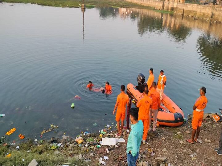 Rajasthan News: दादी के तीसरे की रस्म में नहाने के दौरान 2 पोतों की डूबने से मौत, 4 परिजनों को स्थानीय लोगों ने बचाया Rajasthan News Two grandsons died due to drowning while performing grandmother third rites on canal ANN Rajasthan News: दादी के तीसरे की रस्म में नहाने के दौरान 2 पोतों की डूबने से मौत, 4 परिजनों को स्थानीय लोगों ने बचाया