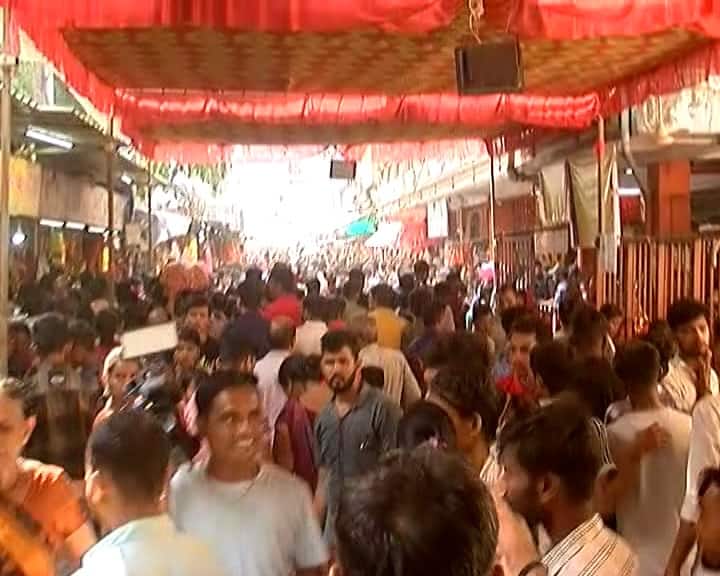 Durga Ashtami Photos: આજે દુર્ગાષ્ટમીનો પવિત્ર દિવસ છે, આ પ્રસંગે ઠેર ઠેર લોકો પોતાના કુળદેવી અને અન્ય દેવીઓને રિઝવવાનો પ્રયાસ કરે છે. આજે વહેલી સવારથી જ ગુજરાતના મોટા મંદિરોમાં ભારે ભીડા જામી છે, અહીં અમે તમને જગતજનની આરાસુરી અંબાજી માતાજીના મંદિરની તસવીરો બતાવી રહ્યાં છીએ.