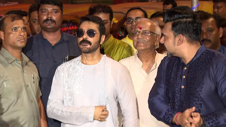 প্রসেনজিতের মতে, 'আমরা এই অটোরিকশাচালকদের নানা নামে ডাকি ঠিকই, কিন্তু তাঁরা না থাকলে আমাদের কী অবস্থা হয় ভেবে দেখুন তো? অথচ পুজোর সময় এঁদের ছুটি নেই। আমাদের জন্য এঁরা রাস্তায় থাকেন। তাঁদের কথা ভেবে এবারের থিম। আমার খুব ভালো লেগেছে।'