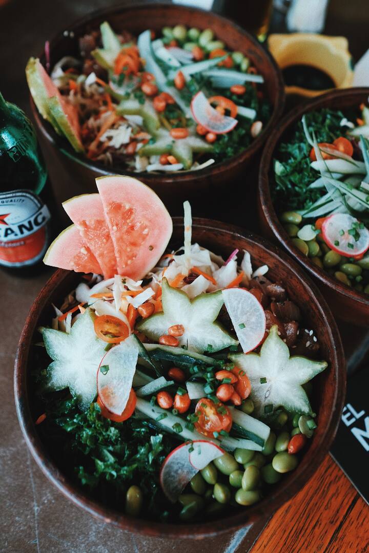 வெங்காயம் பொன்னிறமாக சிவந்து வரும் போது அதில் ஒரு ஸ்பூன் இஞ்சி பூண்டு விழுது சேர்த்து வதக்க வேண்டும். ஒரு பழுத்த தக்காளியை நறுக்கி சேர்த்துக் கொள்ள வேண்டும். பின்னர் இரண்டு நறுக்கிய முருங்கை காயை சேர்த்து நன்றாக வதக்க வேண்டும்.