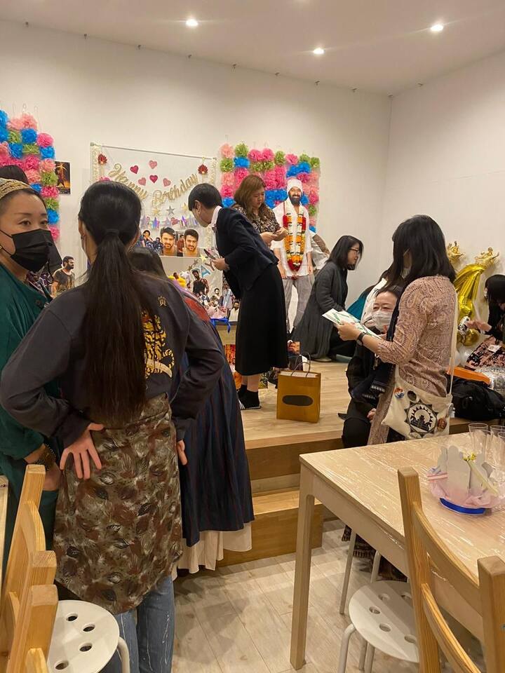 కేక్ కట్ చేసి సంబురాలు జరుపుకున్నారు.