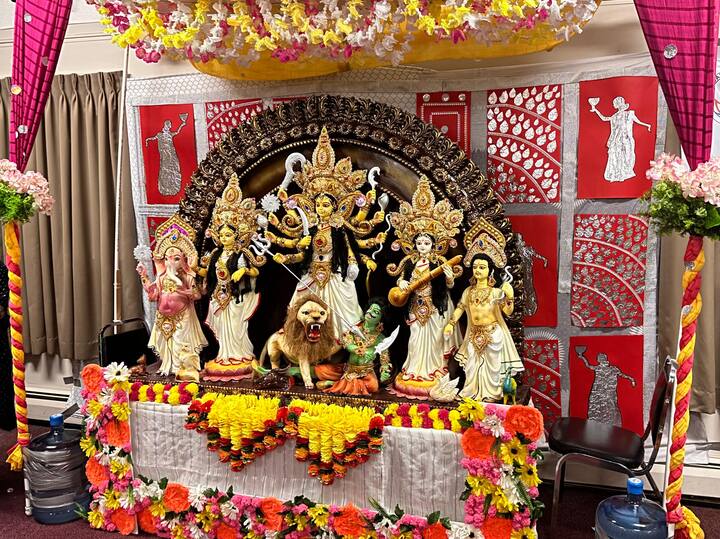 বাঙালি মানেই দুর্গাপূজা। তা সে এদেশ হোক কিংবা বিদেশ। দেবী আরাধনা চলে বিশ্বের সর্বত্র। এবার নতুন সাজ ও আড়ম্বনায় মাতোয়ারা ইস্ট কোস্ট বাঙালি সোসাইটি সুদূর কলকাতা থেকে নিয়ে আশা ফাইবারে গ্লাসের দূর্গা প্রতিমায় চলছে পুজো।