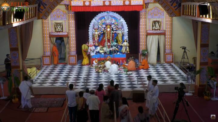 দেবীকে পুজো নিবেদনের পর মর্ত্যে আসা তাঁর পরিবারকেও পুজো নিবেদন করা হয়। দেবাদিদেব মহাদেবকেও স্নানাভিষেক করিয়ে তাঁকে পুষ্পাঞ্জলি অর্পণ করা হয়।