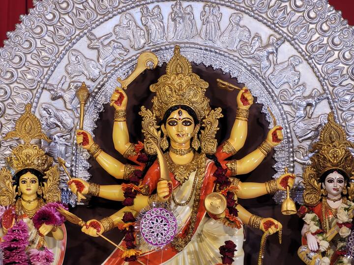 সাবেকি সাজেই সেজেছে বার্লিনের এই পুজোর প্রতিমা। ষষ্ঠীতে বোধন থেকে সপ্তমীর পুজো সবই হয়েছে নিয়ম মেনে।
