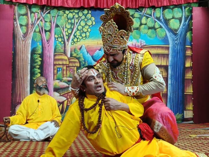 Muslim artist in Ramlila: उत्तराखंड के नैनीताल में रामलीला मंचन से मुस्लिम समाज से कई कलाकार जुड़े हैं. यहां कई बड़े-बड़े मुस्लिम कलाकार रामलीला में रोल निभाते हैं.