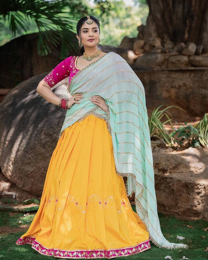 శ్రీముఖి లేటెస్ట్ ఫోటోలను ఇక్కడ చూడండి.