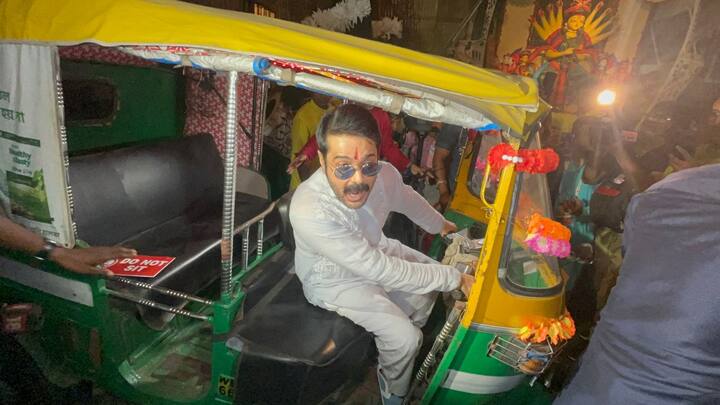 Aligning with the theme based on Auto Rickshaws, Prosenjit was too seen in one as he posed for the pictures. (Image Source: PR Handout)
