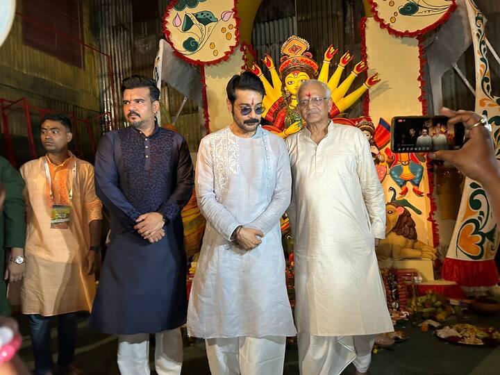 Anjali Puja was performed by Actor Prosenjit Chatterjee, Sovandeb Chattopadhyay, who is the Minister Of Agriculture, Govt. of West Bengal and Sayan Deb Chatterjee who is the Joint Secretary of Hazra Park Durgotsab Committee. (Image Source: PR Handout)