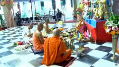 Belur Math: বেলুড় মঠে অষ্টমীতে ষোড়শপচারে দেবী বন্দনা, ছবিতে দেখুন সেই মুহূর্ত