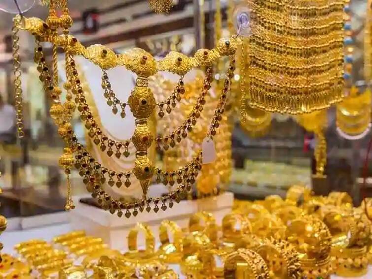 Gold Rate News There has been a huge increase in gold prices in Mumbai Gold Rate : दसऱ्याआधीच सोन्याला झळाळी, मुंबईत सोनं 62 हजारांवर; तर दसऱ्याला होणार एवढा दर