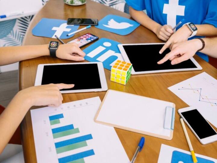 अगर आपका कोई खुद का प्रोडक्ट है तो आप सोशल मीडिया पर उसे प्रोमोट कर भी पैसा कमा सकते हैं. आप क्राउड फंडिंग भी किसी प्रोजेक्ट के लिए कर सकते हैं. सोशल मीडिया पर कई ऐसेलोग हैं जो इस तरह अपने प्रोजेक्ट के लिए पैसा इकट्ठा करते हैं.