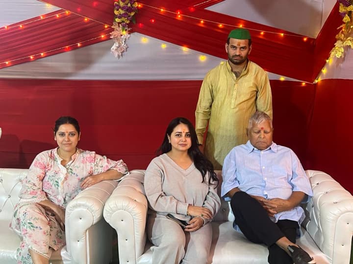 बांके बिहारी मंदिर में लालू यादव के साथ उनकी बेटी रोहिणी आचार्य और दूसरी बेटी भी साथ में उपस्थित रहीं.