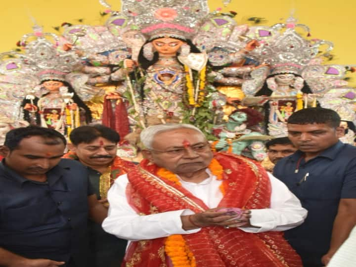 Navratri 2023 CM Nitish Kumar worshiped Maa Durga in many temples of Patna On occasion of Maha Ashtami Navratri 2023: महाअष्टमी के मौके पर CM नीतीश ने कई स्थानों पर मां दुर्गा की पूजा अर्चना की, कई मंदिरों में किए दर्शन