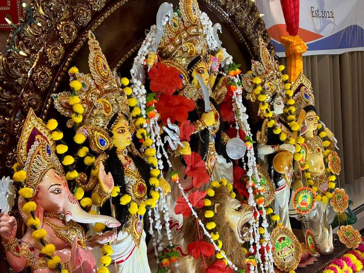 উৎসাহ ও উদ্দীপনা নিয়ে পুজো শুরু হয়েছে অক্টোবর ২০ তারিখে। ২২ তারিখ পর্যন্ত চলবে এই পুজো। অর্থাৎ শুক্র, শনি ও রবিবারে পুজোর আয়োজন হয়েছে। ২০ তারিখ আয়োজন করা হয়েছিল আনন্দমেলার।