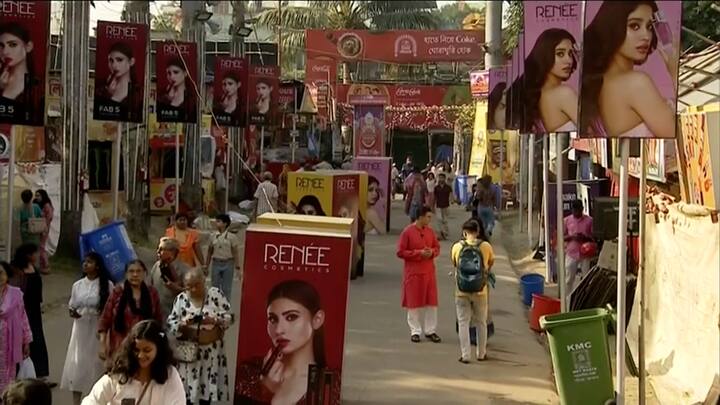 বাগবাজার সর্বজনীনের পুজোর একটি বিশেষ প্রথা হল বীরাষ্টমী। লাঠি খেলার মাধ্যমে বাগবাজার সর্বজনীনে বীরাষ্টমী প্রথা পালন করা হয়।