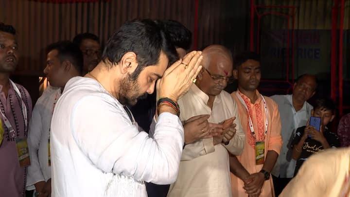 অভিনেতার কথায়, 'হাজরা পার্কের থিমটা আমাকে ছুঁয়ে গিয়েছে। কারণ যে মানুষগুলি আমাদের প্রত্যেক দিন পরিষেবা দেন, তাঁদের নিয়ে সে ভাবে কোনও কাজ হয় না।'