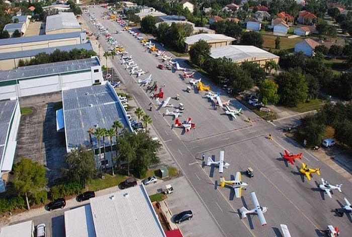 plane in every house of this village Cameron Airpark Aeroplane: ਇਸ ਪਿੰਡ 'ਚ ਹਰ ਘਰ ਵਿੱਚ ਹੈ ਜਹਾਜ਼, ਸਮਾਨ ਲੈਣ ਕਾਰ, ਬਾਈਕ 'ਤੇ ਨਹੀਂ ਜਹਾਜ਼ 'ਤੇ ਹੀ ਜਾਂਦੇ 