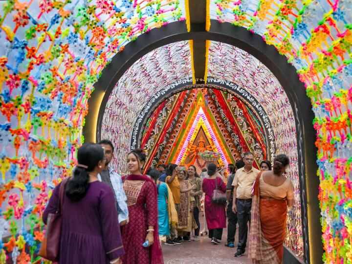 उत्तर प्रदेश के प्रयागराज में 'दुर्गा पूजा' उत्सव के दौरान एक 'पूजा पंडाल' में भक्तों ने संधि पूजा अनुष्ठान किया.