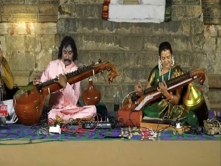 Navrathri 2023 Thanjavur big temple Veena music concert  Navratri Art Festival TNN தஞ்சை பெரிய கோயில் நவராத்திரி கலை விழாவில் வீணை இசை கச்சேரி - ரசித்து கேட்ட பக்தர்கள்