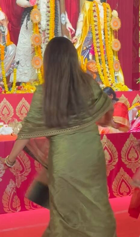 डार्क ग्रीन कलर की साड़ी पहने एक्ट्रेस ने बड़ी सादगी से धुनुची डांस किया, जिसकी कई सारी तस्वीरें सोशल मीडिया पर खूब वायरल हो रही हैं.