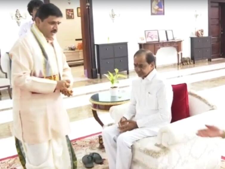 CM KCR participates Dasara celebrations in Pragathi Bhavan of Hyderabad KCR Dasara: ప్రగతి భవన్‌లో దసరా వేడుకలు, నల్ల పోచమ్మకు కేసీఆర్ ప్రత్యేక పూజలు